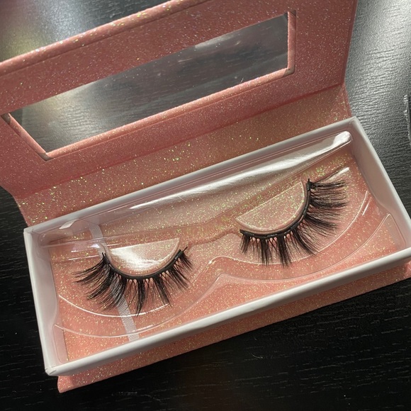 SOLD - Magnetic Lashes - Picture 2 of 2